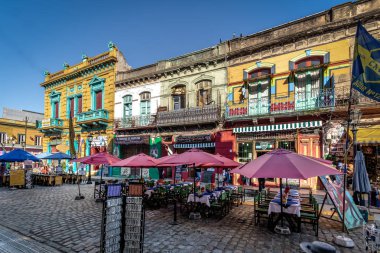 Buenos Aires, Arjantin - 12 Mayıs 2018: Renkli mahalle La Boca - Buenos Aires, Arjantin Restoranlar