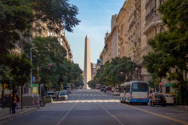 Corrientes Avenue dikilitaş arka planda - Buenos Aires, Arjantin ile