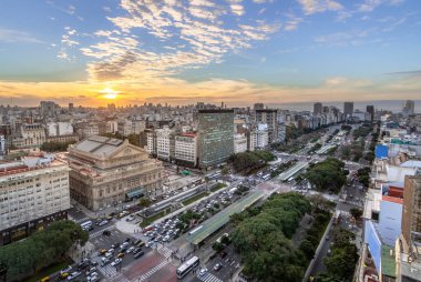 9 de Julio Avenue havadan görünümü gün batımında - Buenos Aires, Arjantin