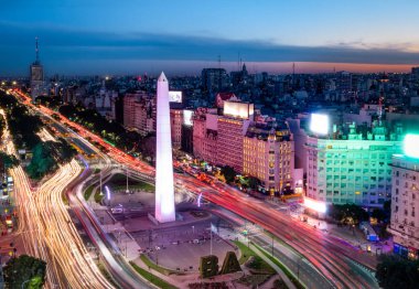 Gece - Buenos Aires, Arjantin Buenos Aires şehir Dikilitaş ve 9 de julio avenue ile havadan görünümü