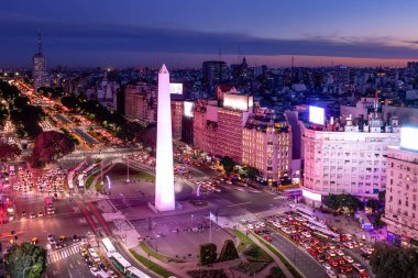 Gece mor ışık - Buenos Aires, Arjantin Buenos Aires ve 9 de julio avenue havadan görünümü