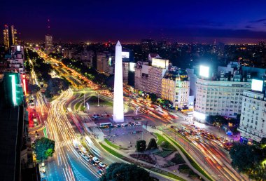 Gece - Buenos Aires, Arjantin Buenos Aires ve 9 de julio avenue renkli havadan görünümü