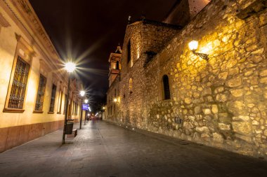 Önce Jesuitica blok ve Cizvit Kilisesi Society of İsa'nın (Iglesia de la Compania de Jesus) gece - Cordoba, Arjantin