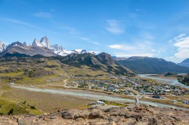El Chalten köyü havadan görünümü ve Mount Fitz Roy Patagonya'da - El Chalten, Arjantin