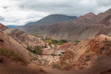 Purmamarca kasabası - Purmamarca, Jujuy, Arjantin havadan görünümü