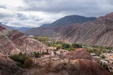 Purmamarca kasabası - Purmamarca, Jujuy, Arjantin havadan görünümü