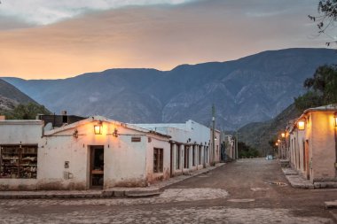 Purmamarca town adlı gece - Purmamarca, Jujuy, Arjantin