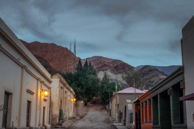 Hill, yedi renk (Cerro de los siete colores) üzerinde arka plan - Purmamarca, Jujuy, Arjantin ile gece Purmamarca kasaba