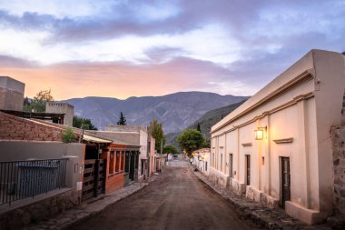Purmamarca town adlı gece - Purmamarca, Jujuy, Arjantin