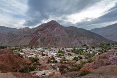 Purmamarca kasabası - Purmamarca, Jujuy, Arjantin havadan görünümü
