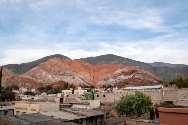 Hill, yedi renk (Cerro de los siete colores) adlı Purmamarca kasabası - Purmamarca, Jujuy, Arjantin