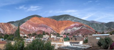 Hill, yedi renk (Cerro de los siete colores) üzerinde arka plan - Purmamarca, Jujuy, Arjantin ile Purmamarca şehrin panoramik görünüm