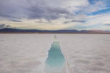 Tuzlu su havuzuna Salinas Grandes tuz düz - Jujuy, Arjantin