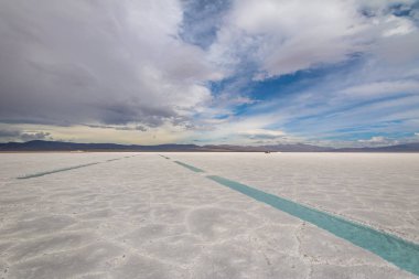 Tuzlu su havuzuna Salinas Grandes tuz düz - Jujuy, Arjantin