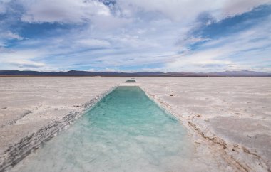 Tuzlu su havuzuna Salinas Grandes tuz düz - Jujuy, Arjantin