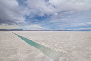Tuzlu su havuzuna Salinas Grandes tuz düz - Jujuy, Arjantin