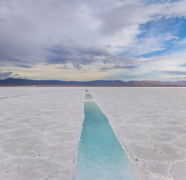 Tuzlu su havuzuna Salinas Grandes tuz düz - Jujuy, Arjantin