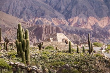 Pucara'ya de Tilcara eski öncesi Inca arkeologları piramit anıt kalıntıları - Tilcara, Jujuy, Arjantin