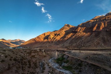 Köprü ve dağlar Ruta 7 Şili ve Arjantin Cordillera de Los Andes - Mendoza eyaletinde, Arjantin ile arasındaki yol
