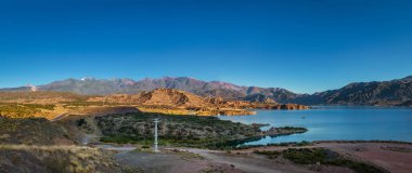 Panoramik manzaralı Embalse Potrerillos baraja Cordillera de Los Andes - Mendoza Eyaleti, Arjantin