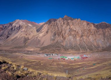 Cordillera de Los Andes - Mendoza eyaletinde, Arjantin, yaz aylarında Los Penitentes Kayak Merkezi köyünün havadan görünümü