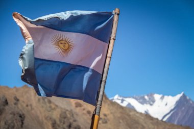 Arka planda Cordillera de Los Andes - Mendoza eyaletinde, Arjantin Arjantin bayrağı Nevado Juncal Dağı