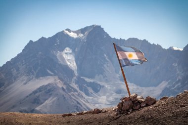 Arjantin bayrağı Cerro Tolosa dağ ile arka planda Cordillera de Los Andes - Mendoza Eyaleti, Arjantin