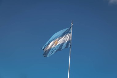 Arjantin bayrağı sallayarak üzerinde mavi bir gökyüzü
