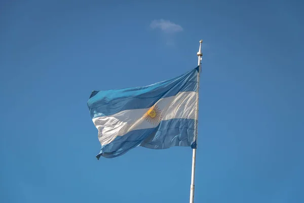 Bandera Argentina Ondeando Sobre Cielo Azul —  Fotos de Stock