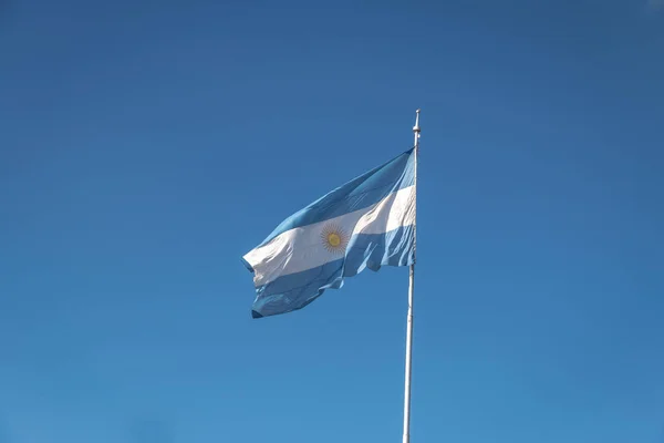 Bandera Argentina Ondeando Sobre Cielo Azul —  Fotos de Stock