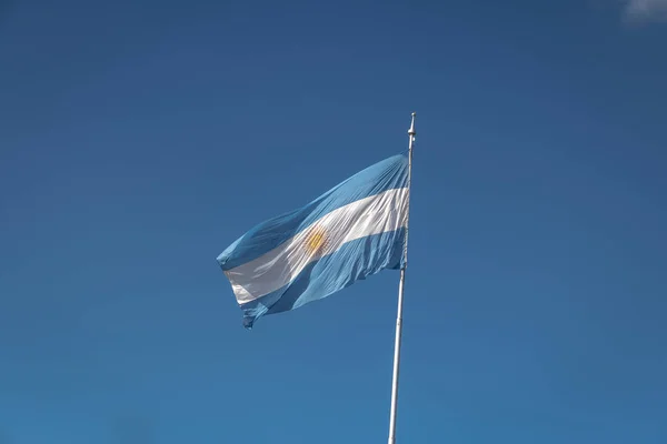 Bandera Argentina Ondeando Sobre Cielo Azul —  Fotos de Stock