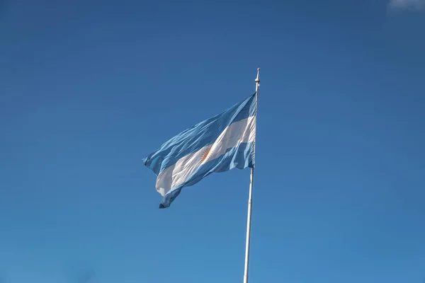 Bandeira Argentina Acenando Céu Azul — Fotografia de Stock
