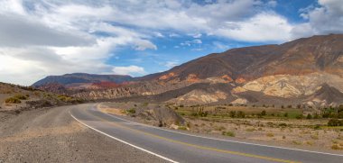 Kuzey Salta Puna Quebrada del Toro Dağları ve Demiryolu Panoramik görünümü - Quebrada del Toro, Salta, Arjantin