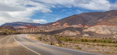 Kuzey Salta Puna Quebrada del Toro Dağları ve Demiryolu Panoramik görünümü - Quebrada del Toro, Salta, Arjantin
