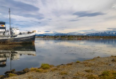 Terk edilmiş Hms adalet römorkör tekne Patagonia - Ushuaia, Tierra del Fuego, Arjantin'de topraklı