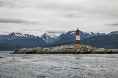 Les Eclaireurs kırmızı ve beyaz deniz feneri - Beagle Kanalı, Ushuaia, Arjantin