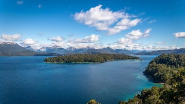 Nahuel Huapi Gölü ve Fray Menendez Adası Brazo Norte açısından, Arrayanes Milli Parkı - Villa La Angostura, Patagonia, Arjantin