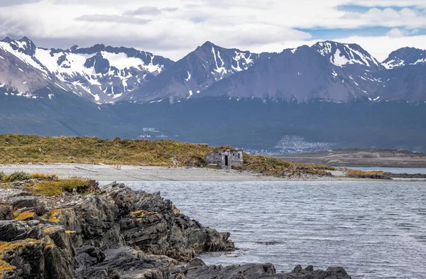 Casa Madera Isla Vista Montañas Canal Beagle Ushuaia Tierra Del —  Fotos de Stock