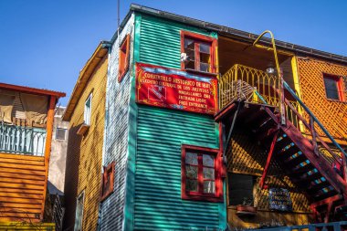 Buenos Aires, Arjantin - 12 Mayıs 2018: La Boca Mahallesi - Buenos Aires, Arjantin renkli Caminito sokak
