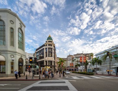 Beverly Hills, Amerika Birleşik Devletleri - 07 Ocak 2017: Rodeo Drive Street mağazasıyla Beverly Hills - Los Angeles, Kaliforniya, ABD