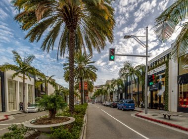 Beverly Hills, Amerika Birleşik Devletleri - 07 Ocak 2017: Rodeo Drive Street mağazaları ve palmiye ağaçları Beverly Hills - Los Angeles, Kaliforniya, ABD