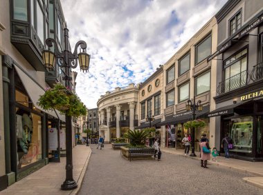 Beverly Hills, Amerika Birleşik Devletleri - 07 Ocak 2017: Rodeo Drive Street mağazasıyla Beverly Hills - Los Angeles, Kaliforniya, ABD