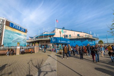 San Francisco, Amerika Birleşik Devletleri - 26 Aralık 2016: Pier 39 ve akvaryum Körfezi'Fishermans Wharf - San Francisco, Kaliforniya, ABD