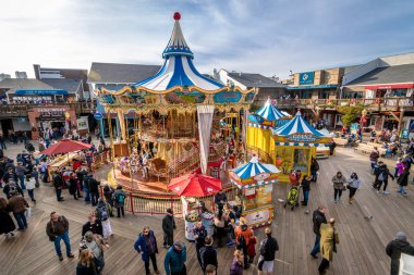 San Francisco, Amerika Birleşik Devletleri - 26 Aralık 2016: Pier 39 mağazaları ve Carousel Fishermans Wharf - San Francisco, Kaliforniya, ABD