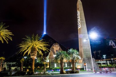 Las Vegas, Amerika Birleşik Devletleri - 20 Aralık 2016: Luxor Hotel Casino ve gece gökyüzü ışın