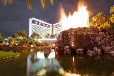 Las Vegas, Amerika Birleşik Devletleri - 22 Aralık 2016: Mirage Hotel Casino ve volkan Erüpsiyonu geceleri göster