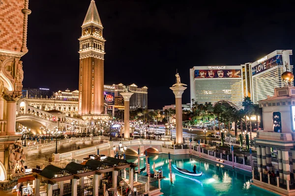 Las Vegas Strip และ Venetian Hotel Casino ในเวลากลางค ลาสเวก สหร — ภาพถ่ายสต็อก