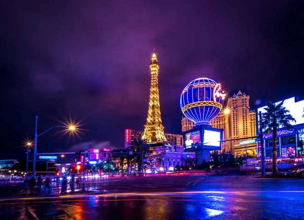 Las Vegas Strip และ Paris Hotel Casino ในเวลากลางค ลาสเวก สหร — ภาพถ่ายสต็อก