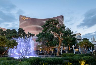 Las Vegas, Amerika Birleşik Devletleri - 22 Aralık 2016: Çeşmeler Wynn Hotel ve Casino batımında önünde