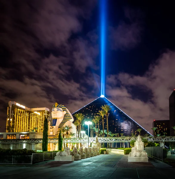 Luxor Hotel และ Sky Beam ในเวลากลางค ลาสเวก สหร ฐอเมร — ภาพถ่ายสต็อก